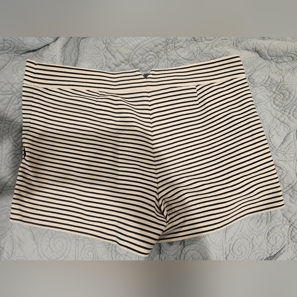 BCBG MAXAZRIA Dress Shorts WHITE BLACK STRIPE MEDIUM Like NEW - Picture 5 of 7